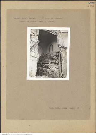 Vorderseite von unbekannt [https://www.deutsche-digitale-bibliothek.de/content/lizenzen/rv-fz/] Sant'Anna dei LombardiCappella Correale - Innenraum nach den Bombentreffern, bh145317_recto. Foto: Silk, George.