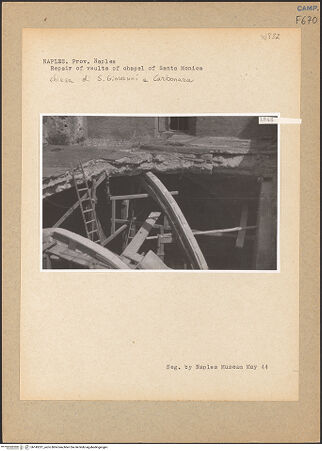 Vorderseite von Sopr. BAS NA [https://www.deutsche-digitale-bibliothek.de/content/lizenzen/rv-fz/] San Giovanni a CarbonaraSüdfassade (Cappella di Santa Monica) - Ansicht der Gewölbe nach den Bombentreffern, bh145321_recto. Foto.