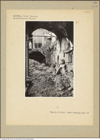 Vorderseite von Bibliotheca Hertziana [https://www.deutsche-digitale-bibliothek.de/content/lizenzen/rv-fz/] Complesso Monumentale di San VitaleErster Kreuzgang - Ansicht von Nordosten, bh145333_recto. Foto: Ward-Perkins, John Bryan.