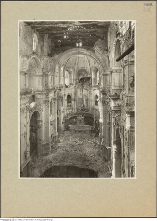 Vorderseite von Pedrini, Augusto [https://www.deutsche-digitale-bibliothek.de/content/lizenzen/rv-fz/] Chiesa del Carmine - Innenansicht nach den Bombentreffer (1943.08.08), bh145682_recto. Foto: Pedrini, Augusto.