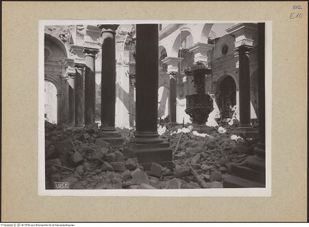 Vorderseite von Luce [https://www.deutsche-digitale-bibliothek.de/content/lizenzen/rv-fz/] Duomo - Seitenansicht vom linken Seitenschiff in Richtung Vierung (nach dem Bombentreffer 1943), bh145706_recto. Foto.