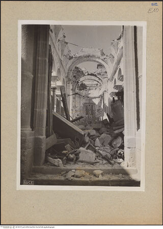 Vorderseite von Luce [https://www.deutsche-digitale-bibliothek.de/content/lizenzen/rv-fz/] Duomo - Innenansicht in Richtung Presbyterium (nach dem Bombentreffer 1943), bh145707_recto. Foto.
