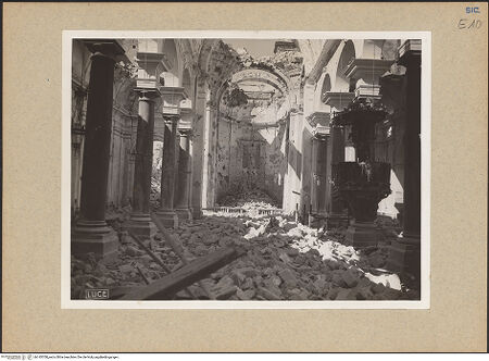 Vorderseite von Luce [https://www.deutsche-digitale-bibliothek.de/content/lizenzen/rv-fz/] Duomo - Innenansicht in Richtung Presbyterium (nach dem Bombentreffer 1943), bh145708_recto. Foto.