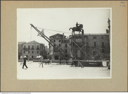 Vorderseite von unbekannt [https://www.deutsche-digitale-bibliothek.de/content/lizenzen/rv-fz/] Reiterdenkmal des Erasmus da Narni: il Gattamelata - Umzug des Denkmals vor dem Krieg, bh145724_recto. Foto.