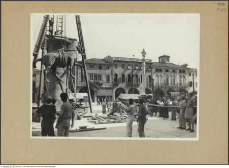 Vorderseite von unbekannt [https://www.deutsche-digitale-bibliothek.de/content/lizenzen/rv-fz/] Reiterdenkmal des Erasmus da Narni: il Gattamelata - Umzug des Denkmals vor dem Krieg, bh145725_recto. Foto.