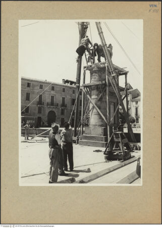 Vorderseite von unbekannt [https://www.deutsche-digitale-bibliothek.de/content/lizenzen/rv-fz/] Reiterdenkmal des Erasmus da Narni: il Gattamelata - Umzug des Denkmals vor dem Krieg, bh145726_recto. Foto.