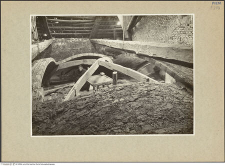 Vorderseite von Pedrini, Augusto [https://www.deutsche-digitale-bibliothek.de/content/lizenzen/rv-fz/] Santa Teresa - Gewölbe nach den Bombentreffer (1943.10.03), bh145886_recto. Foto: Pedrini, Augusto.