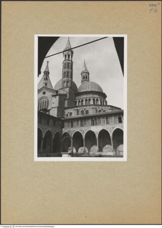 Vorderseite von unbekannt [https://www.deutsche-digitale-bibliothek.de/content/lizenzen/rv-fz/] Sant'AntonioSüdseite - Ansicht vom Kreuzgang (Chiostro del Noviziato), bh145955_recto. Foto.