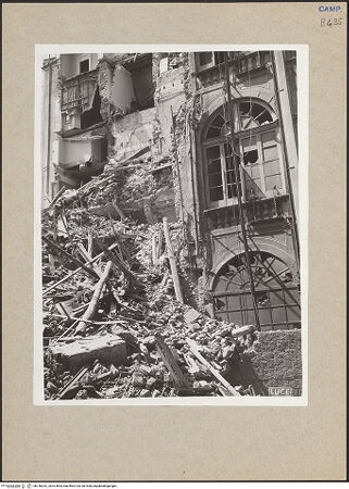 Vorderseite von Istituto Luce [https://www.deutsche-digitale-bibliothek.de/content/lizenzen/rv-fz/] Palazzo Carafa di Maddaloni - Detail des Hofes nach den Bombentreffern, bh146332_recto. Foto.