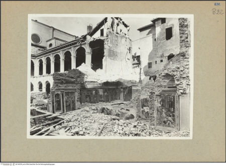 Vorderseite von Villani (Bologna) [https://www.deutsche-digitale-bibliothek.de/content/lizenzen/rv-fz/] Archiginnasio - Hof und Cappella di Santa Maria dei Bulgari von Südosten - nach den Bombentreffer (29.01.1944), bh146339_recto. Foto: Villani.