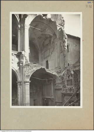 Vorderseite von Villani (Bologna) [https://www.deutsche-digitale-bibliothek.de/content/lizenzen/rv-fz/] Archiginnasio - Nordöstliche Ecke - nach den Bombentreffer (29.01.1944), bh146342_recto. Foto: Villani.
