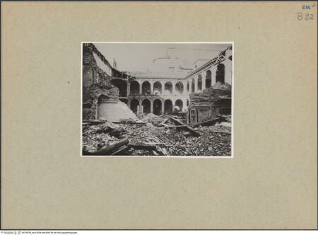 Vorderseite von unbekannt [https://www.deutsche-digitale-bibliothek.de/content/lizenzen/rv-fz/] Archiginnasio - Ansicht von Osten (von Cappella di Santa Maria dei Bulgari) - nach den Bombentreffer (29.01.1944), bh146359_recto. Foto.