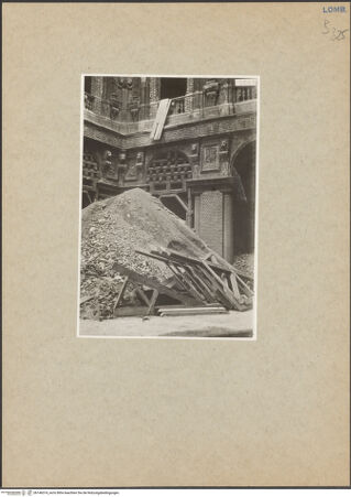 Vorderseite von unbekannt [https://www.deutsche-digitale-bibliothek.de/content/lizenzen/rv-ez/] Palazzo Marino - Innenansicht (nach den Bombentreffer, 1943.08.12-13), bh146374_recto. Foto.