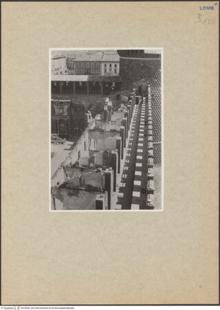 Vorderseite von unbekannt [https://www.deutsche-digitale-bibliothek.de/content/lizenzen/rv-fz/] Castello SforzescoPiazza d'Armi - Nordöstliche Ecke nach den Bombentreffern, bh146382_recto. Foto: Pennoyer.