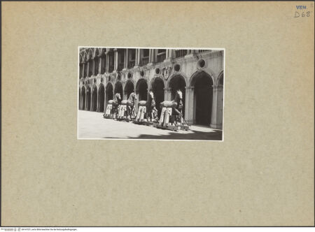 Vorderseite von unbekannt [https://www.deutsche-digitale-bibliothek.de/content/lizenzen/rv-fz/] Quadriga, sog. Pferde von San Marco (Cavalli di San Marco) - Die Pferde im Palazzo Ducale, Venedig (1945), bh147221_recto. Foto.