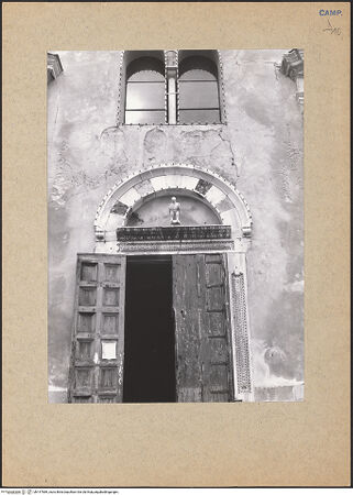 Vorderseite von Bibliotheca Hertziana [https://www.deutsche-digitale-bibliothek.de/content/lizenzen/rv-fz/] DuomoWestfassade - Hauptportal, bh147589_recto. Foto.