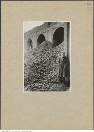 Vorderseite von unbekannt [https://www.deutsche-digitale-bibliothek.de/content/lizenzen/rv-fz/] Palazzo della PilottaCortile della Pilotta - Arkade nach den Bombentreffer (13.5.1944), bh149164_recto. Foto.