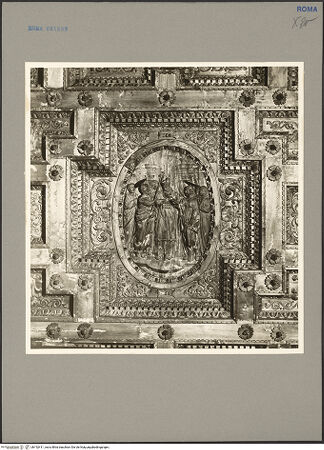 Vorderseite von Hutzel, Max [https://www.deutsche-digitale-bibliothek.de/content/lizenzen/rv-fz/] Holzdecke mit ReliefsVerlobung Mariae (zentrales Bildfeld) - , bh152411_recto. Foto: Hutzel, Max.