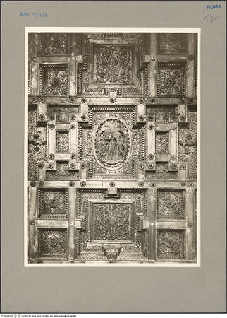 Vorderseite von Hutzel, Max [https://www.deutsche-digitale-bibliothek.de/content/lizenzen/rv-fz/] Holzdecke mit Reliefs - Detail: Verlobung Mariae, umgebende Ornamente, bh152415_recto. Foto: Hutzel, Max.