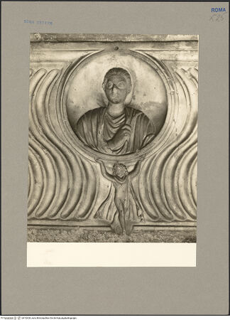 Vorderseite von Hutzel, Max [https://www.deutsche-digitale-bibliothek.de/content/lizenzen/rv-ez/] Vorderseite eine Strigelsarkophags mit Imago clipeata - Detail: Imago clipeata mit Gernius als Trägerfigur, bh152420_recto. Foto: Hutzel, Max.