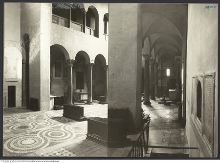 Vorderseite von Hutzel, Max [https://www.deutsche-digitale-bibliothek.de/content/lizenzen/rv-fz/] Santi Quattro CoronatiInneresSeitenschiff (Süd) - Blick vom Transept in das links Seitenschiff, bh152421_bh152422_recto. Foto: Hutzel, Max.