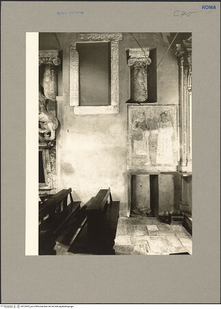 Vorderseite von Hutzel, Max [https://www.deutsche-digitale-bibliothek.de/content/lizenzen/rv-ez/] Santi Quattro CoronatiInneresSeitenschiff (Nord) - Detail: freigelegte Säulen und tamponierte (Fenster?)Öffnung, bh152423_recto. Foto: Hutzel, Max.