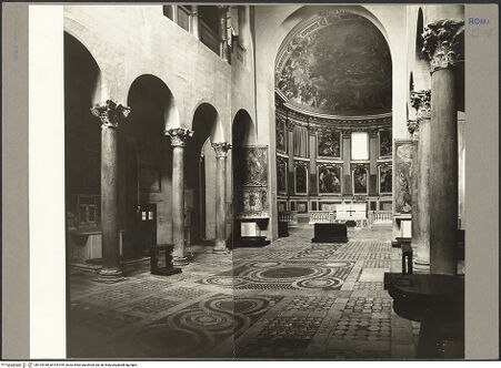 Vorderseite von Hutzel, Max [https://www.deutsche-digitale-bibliothek.de/content/lizenzen/rv-fz/] Santi Quattro Coronati - Inneres, zum Chor, bh154198_bh154199_recto. Foto: Hutzel, Max.