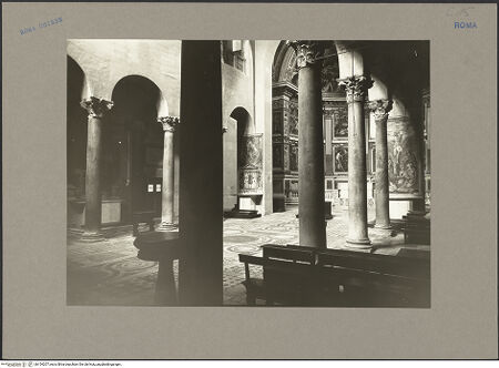 Vorderseite von Hutzel, Max [https://www.deutsche-digitale-bibliothek.de/content/lizenzen/rv-fz/] Santi Quattro Coronati - Inneres mit Seitenschiffen, nach Südwesten, bh154207_recto. Foto: Hutzel, Max.