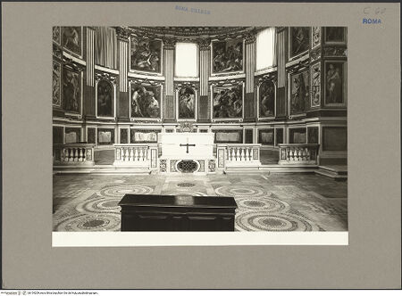 Vorderseite von Hutzel, Max [https://www.deutsche-digitale-bibliothek.de/content/lizenzen/rv-ez/] Santi Quattro CoronatiInneresCappella Maggiore - Blick in die Chorkapelle (unterer Bereich), bh154209_recto. Foto: Hutzel, Max.