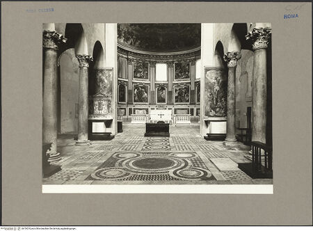 Vorderseite von Hutzel, Max [https://www.deutsche-digitale-bibliothek.de/content/lizenzen/rv-fz/] Santi Quattro Coronati - Inneres, zum Chor, bh154210_recto. Foto: Hutzel, Max.