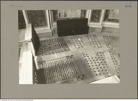 Vorderseite von Hutzel, Max [https://www.deutsche-digitale-bibliothek.de/content/lizenzen/rv-ez/] Cosmatenfußboden - Cosmatenfußboden im Chor, bh154216_recto. Foto: Hutzel, Max.