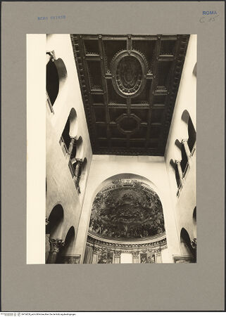 Vorderseite von Hutzel, Max [https://www.deutsche-digitale-bibliothek.de/content/lizenzen/rv-ez/] Santi Quattro Coronati - Mittelschiff mit Kassettendecke nach Westen, bh154220_recto. Foto: Hutzel, Max.