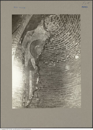 Vorderseite von Hutzel, Max [https://www.deutsche-digitale-bibliothek.de/content/lizenzen/rv-fz/] Santi Quattro CoronatiInneresCappella di Santa Barbara - rundbogige Nische in der Südwand: Freskenfragment eines Heiligen, bh154221_recto. Foto: Hutzel, Max.