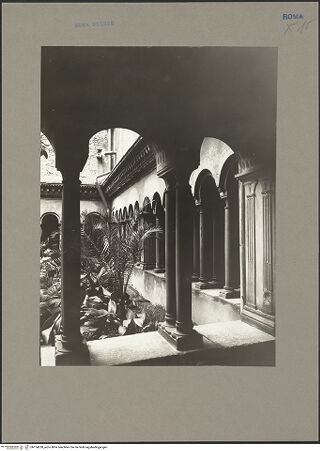 Vorderseite von Hutzel, Max [https://www.deutsche-digitale-bibliothek.de/content/lizenzen/rv-fz/] Santi Quattro CoronatiInneres - Blick durch die Arkaden in den Hof, bh154228_recto. Foto: Hutzel, Max.