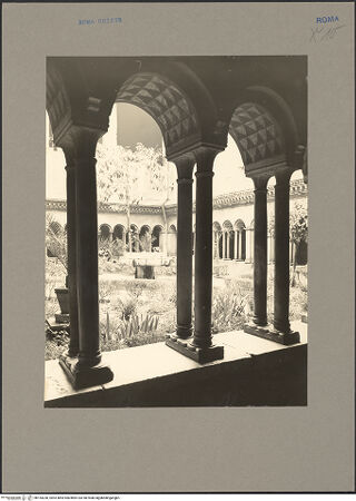 Vorderseite von Hutzel, Max [https://www.deutsche-digitale-bibliothek.de/content/lizenzen/rv-fz/] Santi Quattro CoronatiInneres - Blick durch die Arkaden in den Hof, bh154230_recto. Foto: Hutzel, Max.