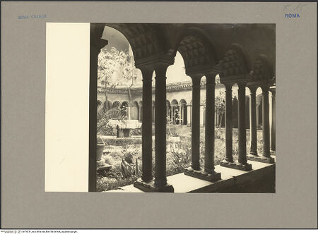 Vorderseite von Hutzel, Max [https://www.deutsche-digitale-bibliothek.de/content/lizenzen/rv-fz/] Santi Quattro CoronatiInneres - Blick durch die Arkaden in den Hof, bh154231_recto. Foto: Hutzel, Max.