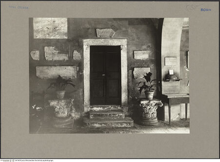 Vorderseite von Hutzel, Max [https://www.deutsche-digitale-bibliothek.de/content/lizenzen/rv-fz/] Santi Quattro CoronatiInneresLapidarium - Antike Kapitelle beidseitig der Tür zum Klausurbereich, bh154232_recto. Foto: Hutzel, Max.