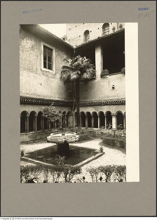 Vorderseite von Hutzel, Max [https://www.deutsche-digitale-bibliothek.de/content/lizenzen/rv-fz/] Santi Quattro CoronatiInneres - Blick in Ecke des Kreuzgangs, bh154233_recto. Foto: Hutzel, Max.