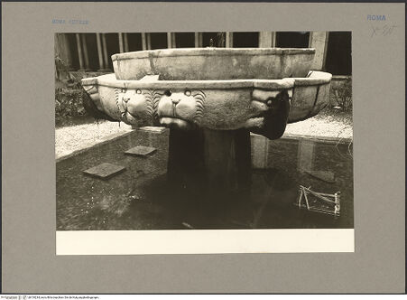 Vorderseite von Hutzel, Max [https://www.deutsche-digitale-bibliothek.de/content/lizenzen/rv-ez/] Brunnen mit Löwenmasken - Ansicht des Brunnens mit dem erneuerten, viereckigen Brunnenbecken, bh154234_recto. Foto: Hutzel, Max.