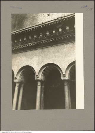 Vorderseite von Hutzel, Max [https://www.deutsche-digitale-bibliothek.de/content/lizenzen/rv-ez/] Santi Quattro CoronatiInneres - Ausschnitt: Ornamentfriese über der Arkatur, bh154236_recto. Foto: Hutzel, Max.