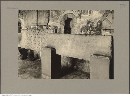 Vorderseite von Hutzel, Max [https://www.deutsche-digitale-bibliothek.de/content/lizenzen/rv-fz/] Santi Quattro CoronatiInneresLapidarium - Kreuzgang mit frühmittelalterlichen Reliefs und römischer Grabinschrift, bh154237_recto. Foto: Hutzel, Max.