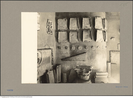 Vorderseite von Hutzel, Max [https://www.deutsche-digitale-bibliothek.de/content/lizenzen/rv-fz/] Santi Quattro CoronatiInneresLapidarium - Antike Fragmente im Kreuzgang, bh154238_recto. Foto: Hutzel, Max.