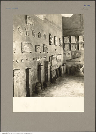 Vorderseite von Hutzel, Max [https://www.deutsche-digitale-bibliothek.de/content/lizenzen/rv-fz/] Santi Quattro CoronatiInneresLapidarium - Antike Fragmente im Kreuzgang, bh154239_recto. Foto: Hutzel, Max.