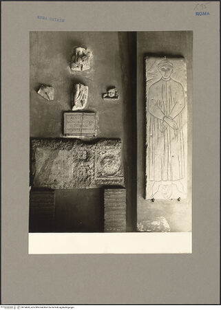 Vorderseite von Hutzel, Max [https://www.deutsche-digitale-bibliothek.de/content/lizenzen/rv-fz/] Santi Quattro CoronatiInneresLapidarium - Fragmente, Inschrift und mittelalterliche Grabplatte eines unbekannten Mannes im Kreuzgang, bh154243_recto. Foto: Hutzel, Max.