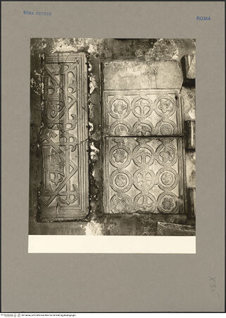 Vorderseite von Hutzel, Max [https://www.deutsche-digitale-bibliothek.de/content/lizenzen/rv-ez/] Sammlung aus Flachreliefs und Fragmenten der ehemaligen Ausstattung - Reliefplatte mit Kreisornament und Fragment mit Kreuzen in achtstrahligen Sternen, bh154244_recto. Foto: Hutzel, Max.