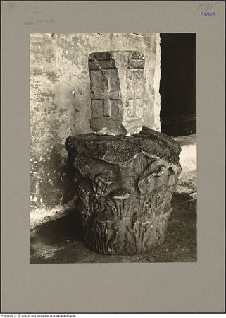 Vorderseite von Hutzel, Max [https://www.deutsche-digitale-bibliothek.de/content/lizenzen/rv-ez/] Korinthisches Kapitell als Träger für einen frühmittelalterlichemn Quader mit Kreuzdekor - Gesamtansicht von Kapitell und Inschriftenplatte, bh154245_recto. Foto: Hutzel, Max.