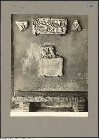 Vorderseite von Hutzel, Max [https://www.deutsche-digitale-bibliothek.de/content/lizenzen/rv-fz/] Santi Quattro CoronatiInneresLapidarium - Antike Fragmente im Kreuzgang, bh154246_recto. Foto: Hutzel, Max.