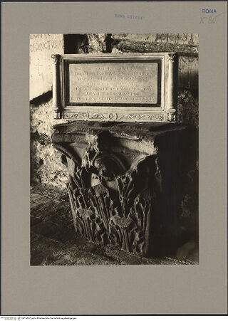 Vorderseite von Hutzel, Max [https://www.deutsche-digitale-bibliothek.de/content/lizenzen/rv-ez/] Korinthisches Kapitell als Träger für eine neuzeitliche Inschrift (1889) - Gesamtansicht von Kapitell und Inschriftenplatte, bh154247_recto. Foto: Hutzel, Max.