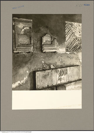 Vorderseite von Hutzel, Max [https://www.deutsche-digitale-bibliothek.de/content/lizenzen/rv-fz/] Santi Quattro CoronatiInneresLapidarium - Antike Fragmente im Kreuzgang, bh154248_recto. Foto: Hutzel, Max.