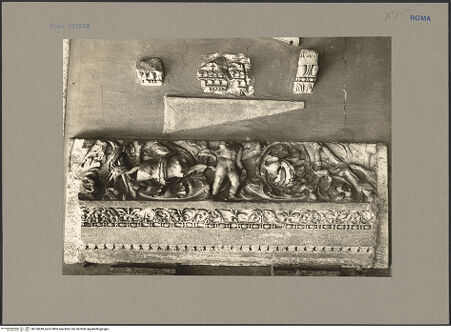 Vorderseite von Hutzel, Max [https://www.deutsche-digitale-bibliothek.de/content/lizenzen/rv-ez/] Gebälkstück und darüberliegendes Relief - Gesamtansicht, bh154249_recto. Foto: Hutzel, Max.